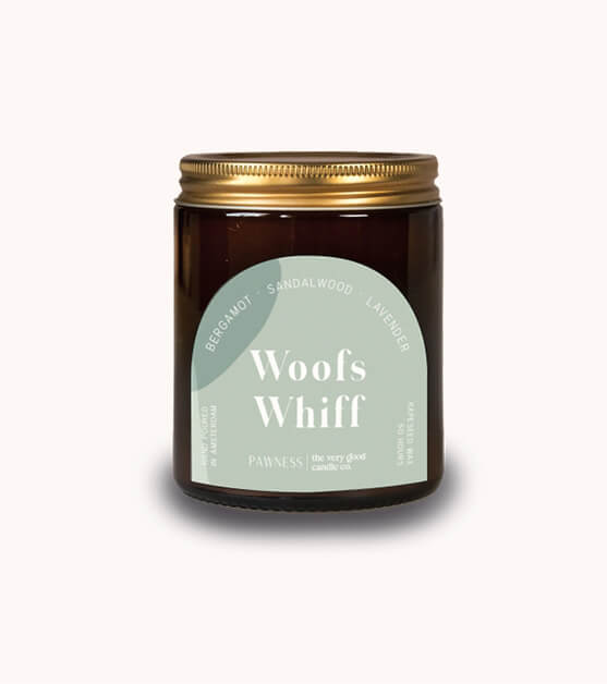 Scented candle comes in a jar with refreshing smell